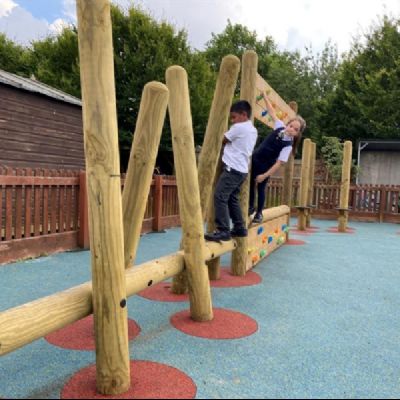 climbing-wall-trim-trail-primary-schoolCustom)